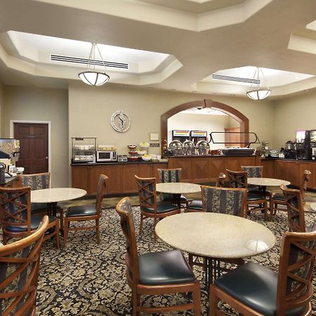 ホテル ラマダ バイ ウィンダム オリンピア エクステリア 写真 The dining room at the airport