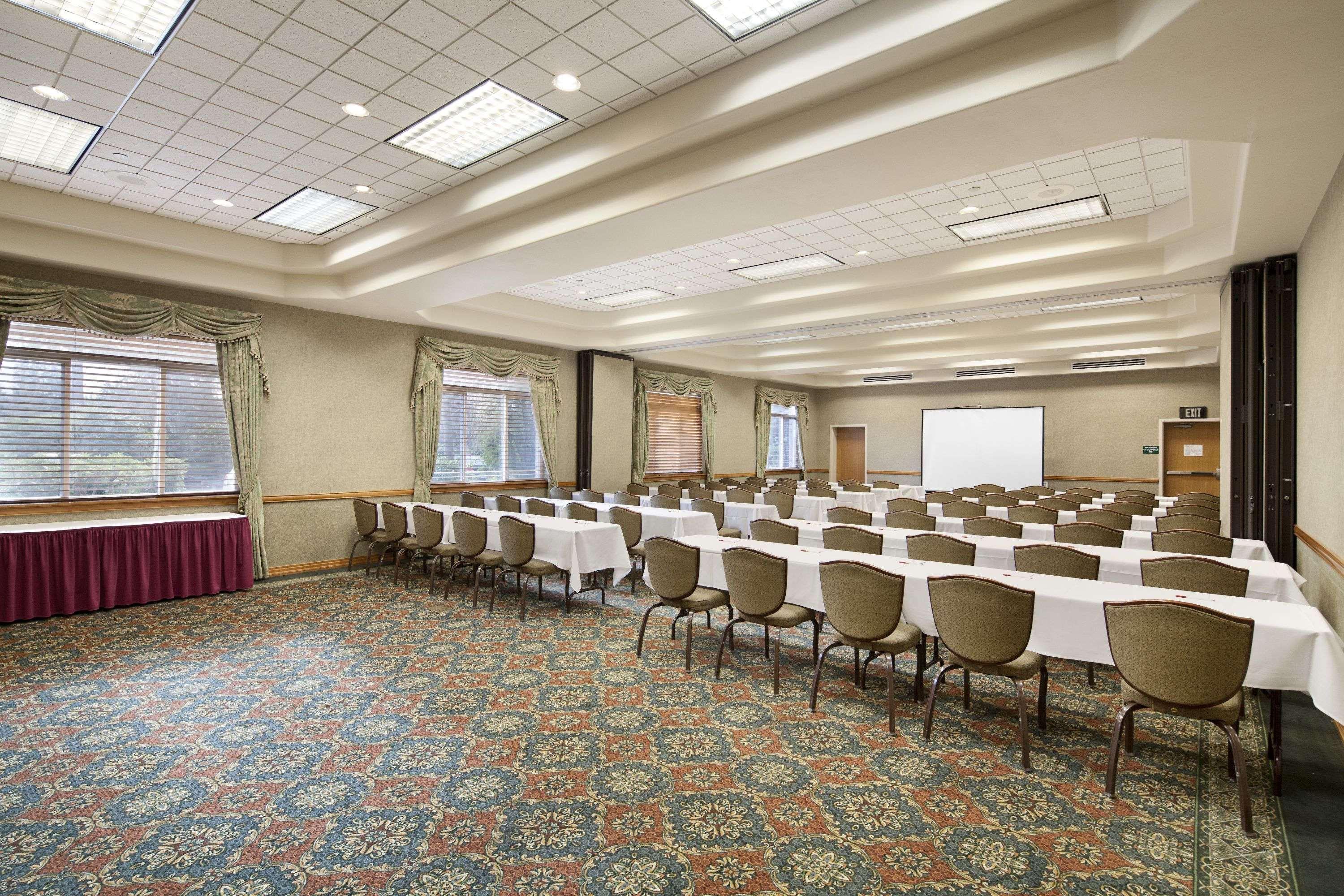 ホテル ラマダ バイ ウィンダム オリンピア エクステリア 写真 A typical meeting room