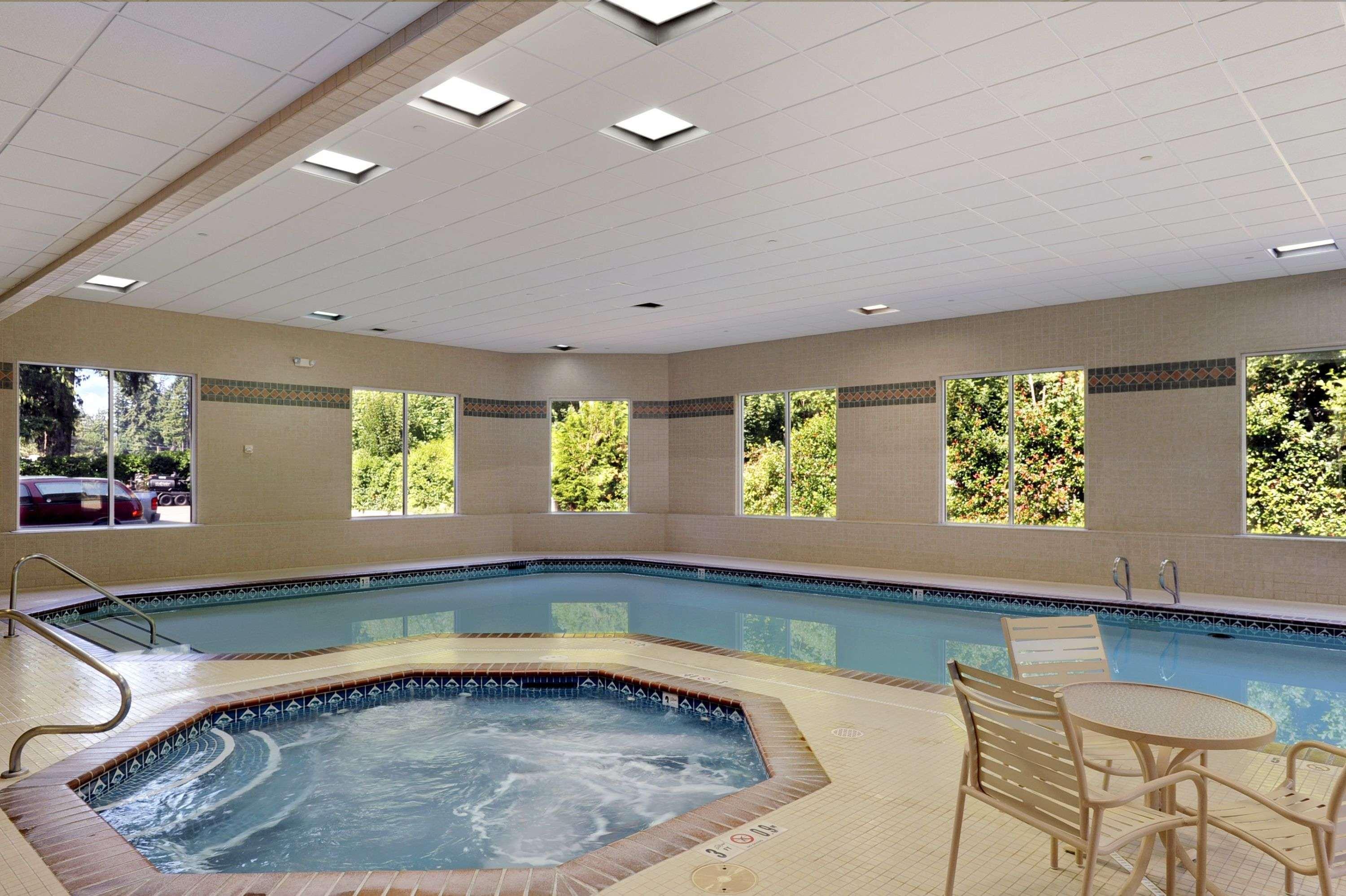 ホテル ラマダ バイ ウィンダム オリンピア 設備 写真 A pool with a spa