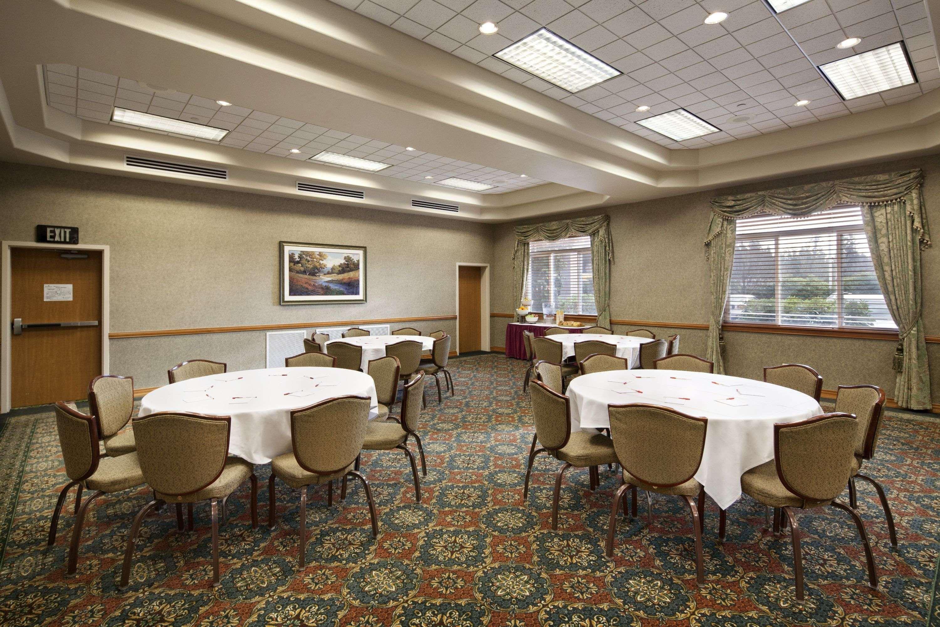 ホテル ラマダ バイ ウィンダム オリンピア エクステリア 写真 A typical meeting room at a Best Western