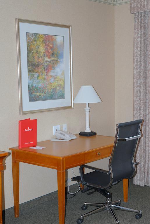 ホテル ラマダ バイ ウィンダム オリンピア 部屋 写真 A typical hotel room desk